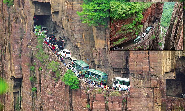 Jalan di Dinding Tebing di China yang Dipahat 13 Orang Selama 5 Tahun